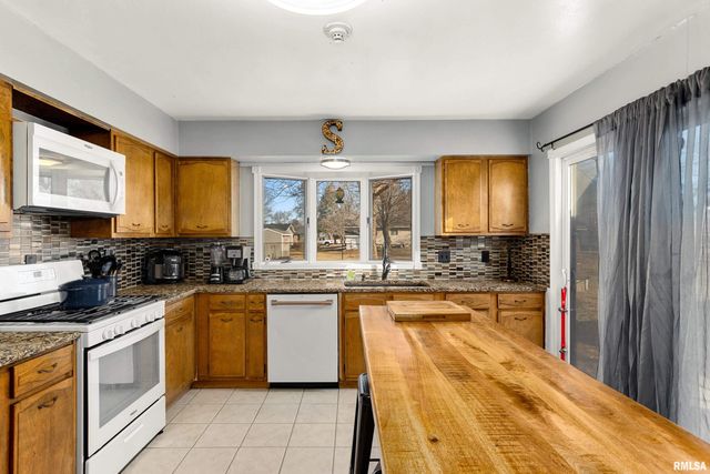 1506 KERN Road, Washington, IL 61571