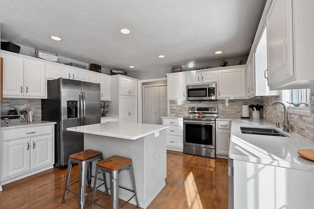 654 W ROCK RIVER CIRCLE, De Pere, WI 54115