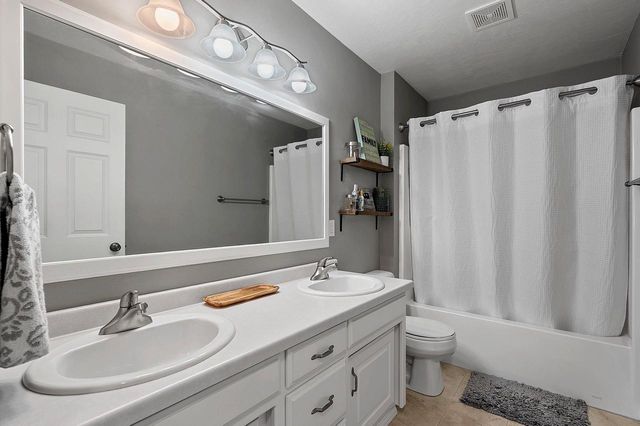 654 W ROCK RIVER CIRCLE, De Pere, WI 54115