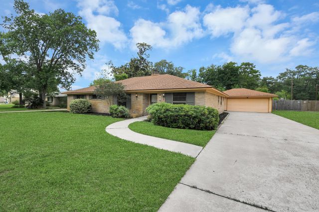 313 Linden Lane, Lake Jackson, TX 77566