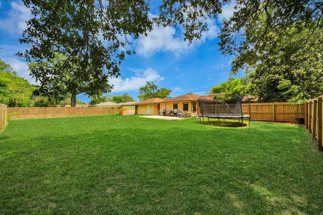 313 Linden Lane, Lake Jackson, TX 77566