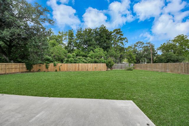313 Linden Lane, Lake Jackson, TX 77566