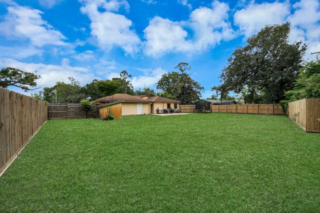 313 Linden Lane, Lake Jackson, TX 77566