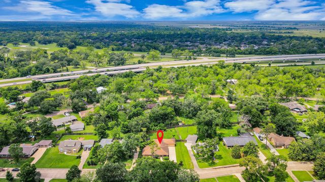313 Linden Lane, Lake Jackson, TX 77566