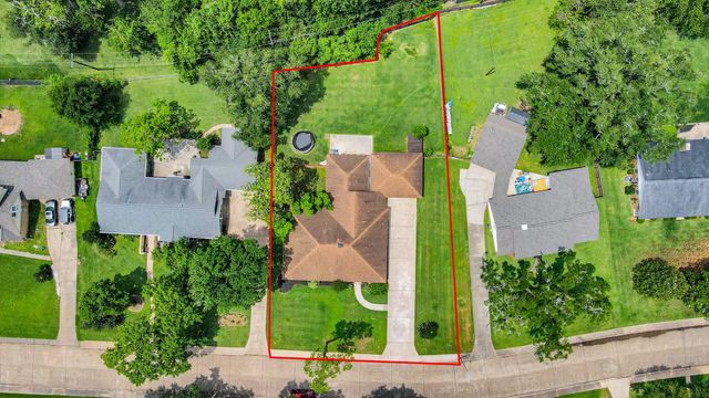 313 Linden Lane, Lake Jackson, TX 77566