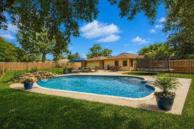 313 Linden Lane, Lake Jackson, TX 77566