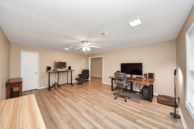 313 Linden Lane, Lake Jackson, TX 77566