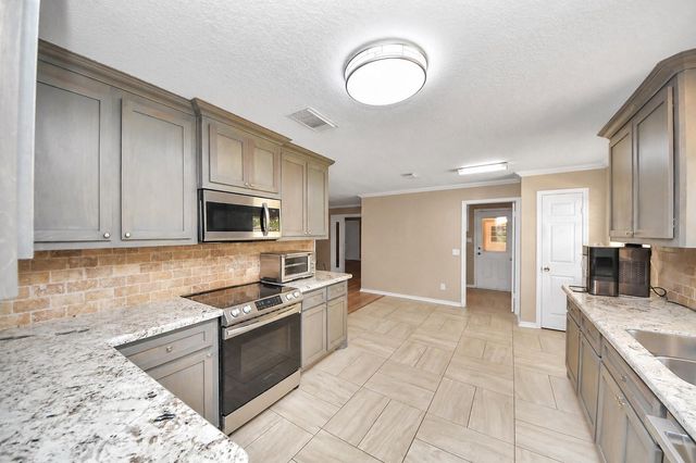 313 Linden Lane, Lake Jackson, TX 77566