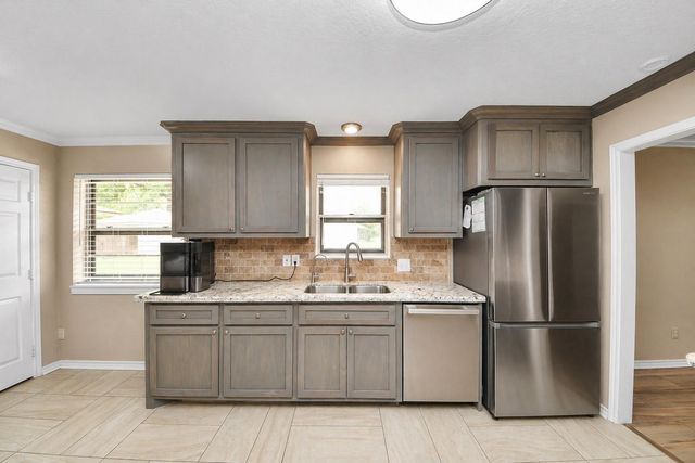 313 Linden Lane, Lake Jackson, TX 77566