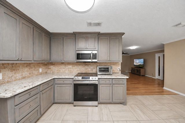 313 Linden Lane, Lake Jackson, TX 77566