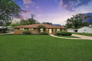 313 Linden Lane, Lake Jackson, TX 77566