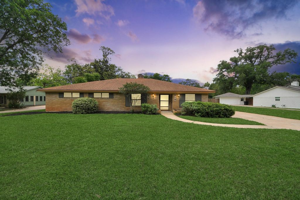313 Linden Lane, Lake Jackson, TX 77566