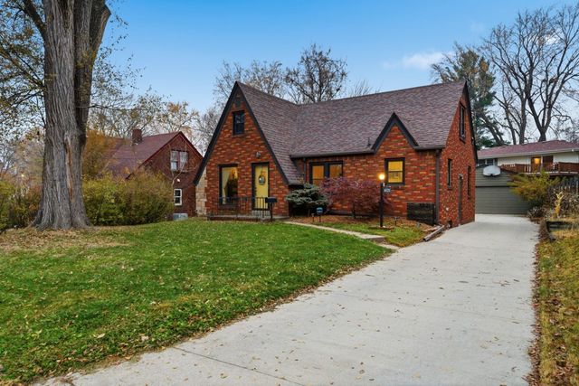 6521 Elmcrest Drive, Windsor Heights, IA 50324