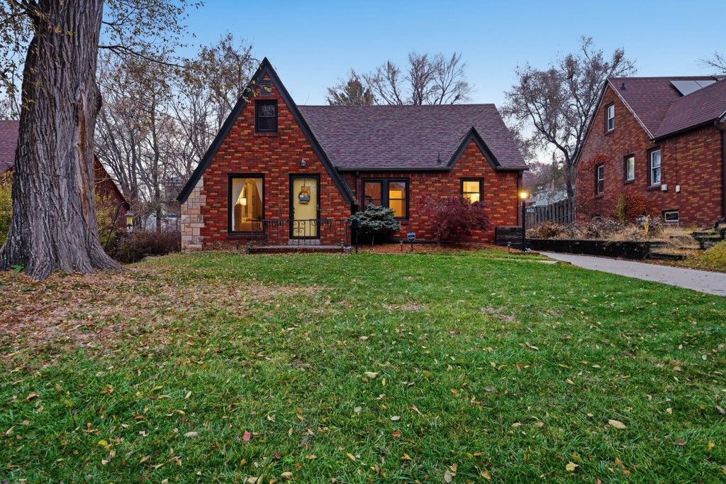 6521 Elmcrest Drive, Windsor Heights, IA 50324