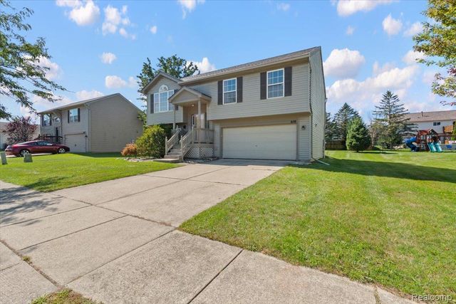 659 Andover Woods Drive, Fenton, MI 48430