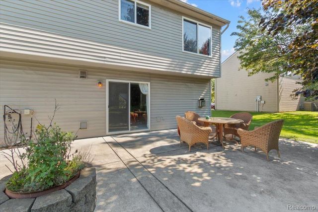 659 Andover Woods Drive, Fenton, MI 48430