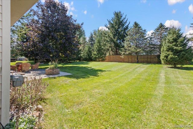 659 Andover Woods Drive, Fenton, MI 48430