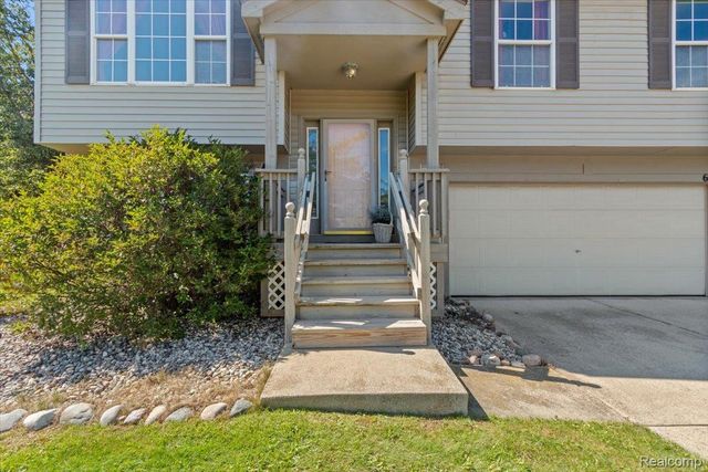 659 Andover Woods Drive, Fenton, MI 48430
