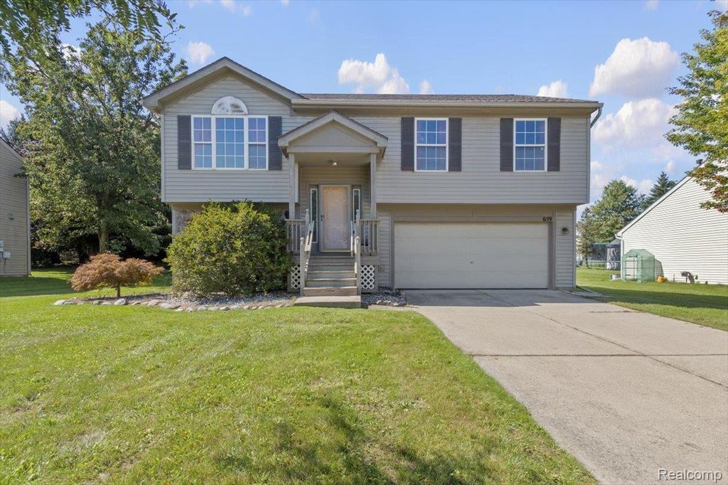 659 Andover Woods Drive, Fenton, MI 48430