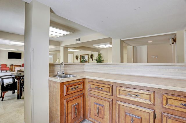 7555 Katy Fwy 146, Houston, TX 77024