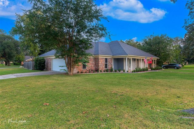 2201 Surrey Lane, Bossier City, LA 71111