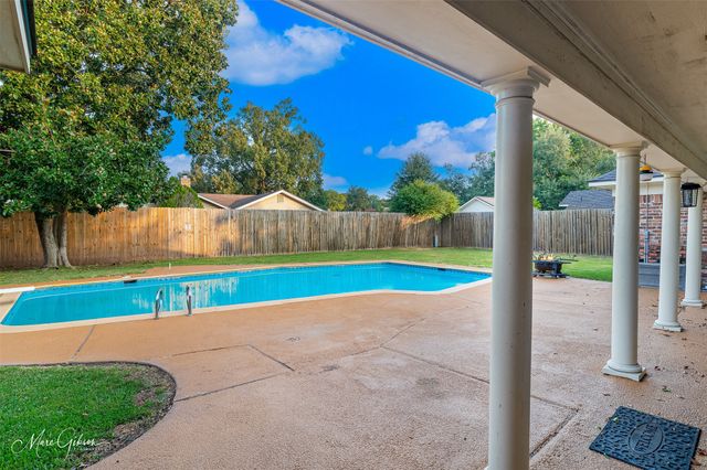 2201 Surrey Lane, Bossier City, LA 71111