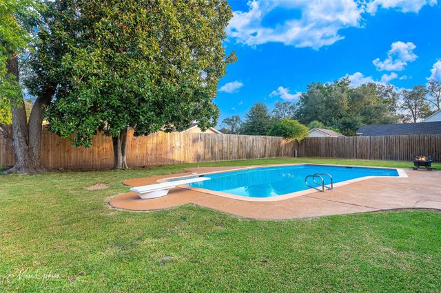 2201 Surrey Lane, Bossier City, LA 71111