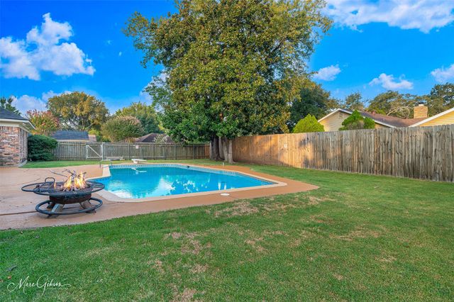 2201 Surrey Lane, Bossier City, LA 71111