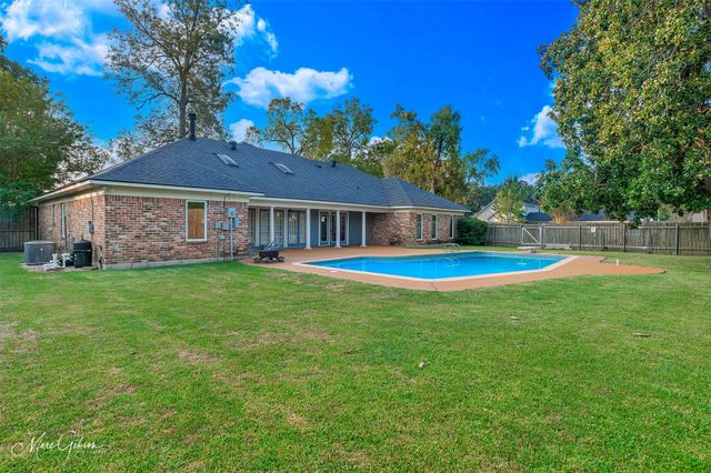 2201 Surrey Lane, Bossier City, LA 71111