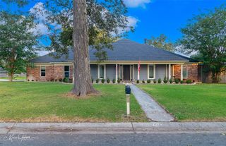 2201 Surrey Lane, Bossier City, LA 71111