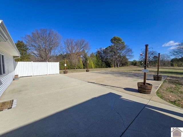 1017 Holland Rd, Benton, KY 42025