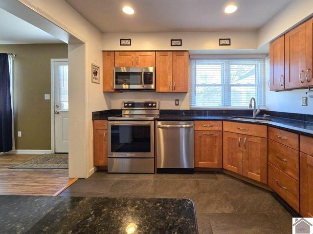 1017 Holland Rd, Benton, KY 42025