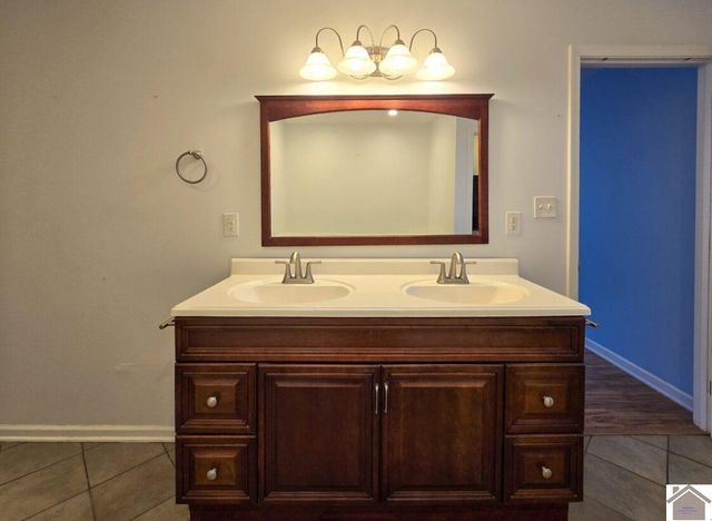 1017 Holland Rd, Benton, KY 42025