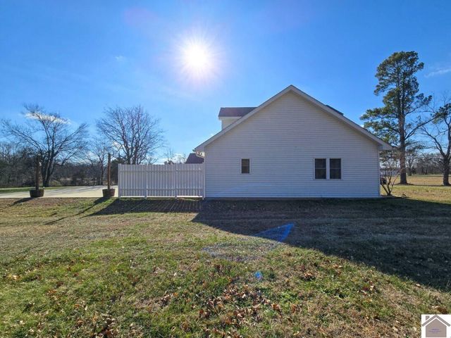 1017 Holland Rd, Benton, KY 42025