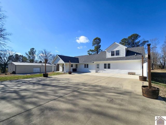 1017 Holland Rd, Benton, KY 42025