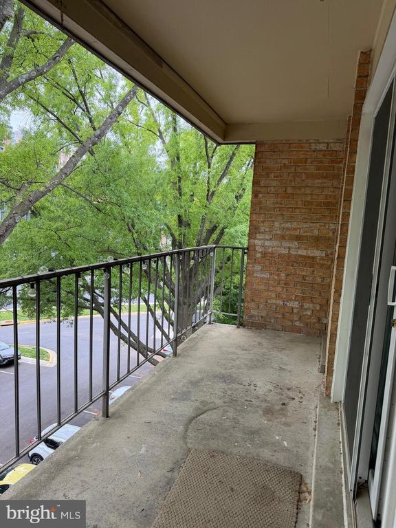 Image 10 of property listing at 11923 PARKLAWN DR #304, Rockville, MD 20852