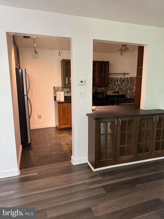 Image 2 of property listing at 11923 PARKLAWN DR #304, Rockville, MD 20852