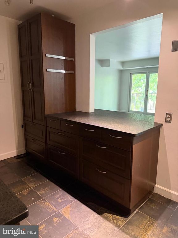 Image 3 of property listing at 11923 PARKLAWN DR #304, Rockville, MD 20852