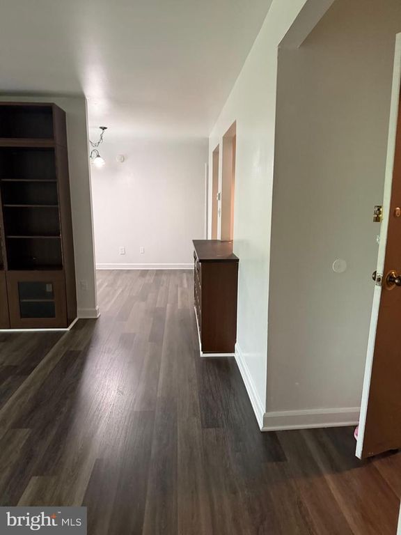 Image 4 of property listing at 11923 PARKLAWN DR #304, Rockville, MD 20852