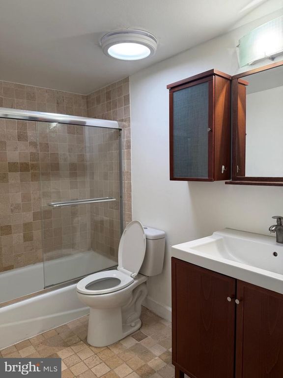 Image 5 of property listing at 11923 PARKLAWN DR #304, Rockville, MD 20852