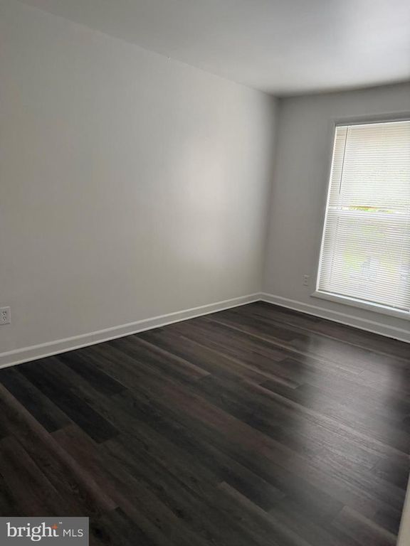 Image 6 of property listing at 11923 PARKLAWN DR #304, Rockville, MD 20852