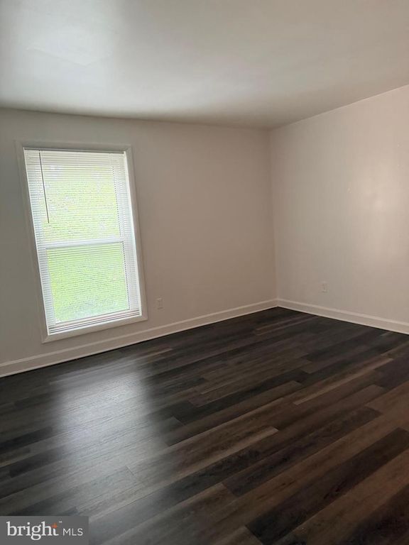 Image 7 of property listing at 11923 PARKLAWN DR #304, Rockville, MD 20852