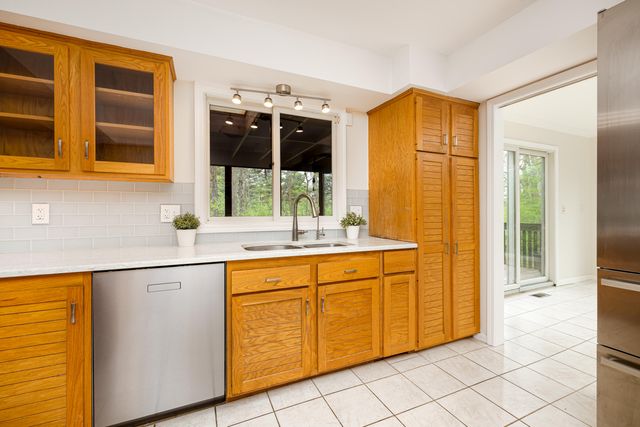 3949 Waldenwood Drive, Ann Arbor, MI 48105