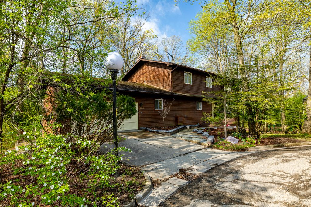 3949 Waldenwood Drive, Ann Arbor, MI 48105