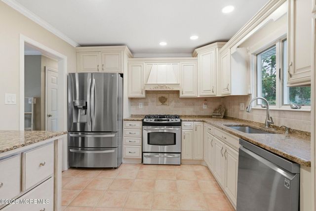 7 Annapolis Drive, Manalapan, NJ 07726