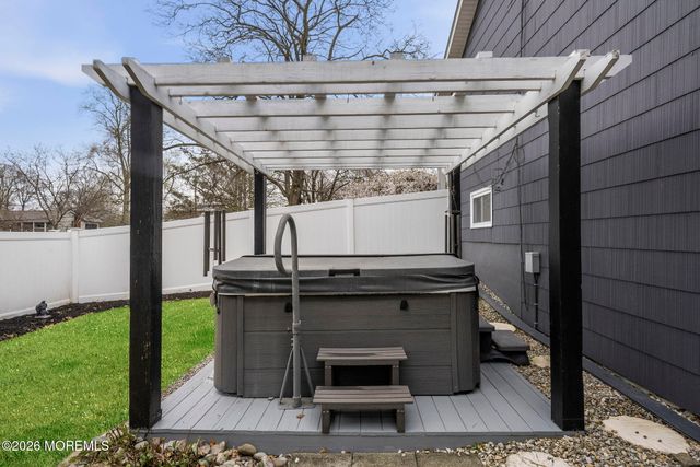 7 Annapolis Drive, Manalapan, NJ 07726
