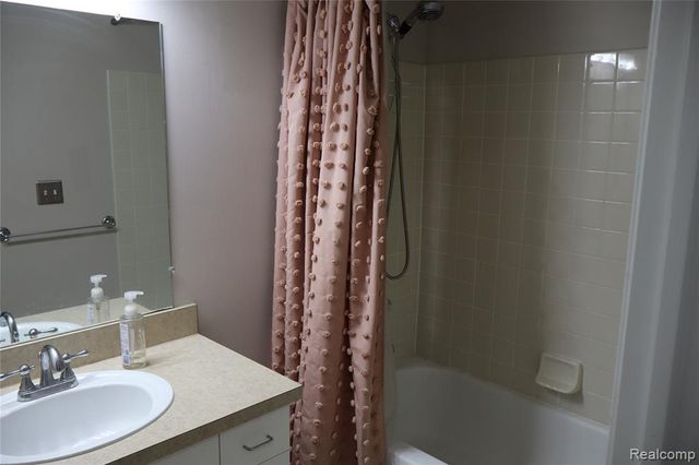 5212 Pine Aires Drive, Sterling Heights, MI 48314