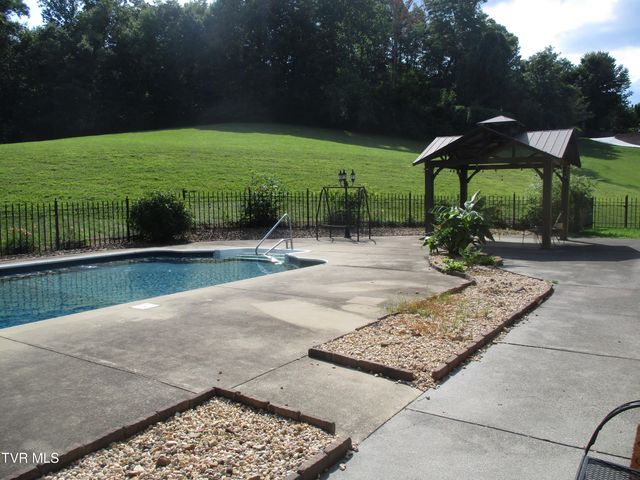 782 Quail Hollow Drive, Elizabethton, TN 37643