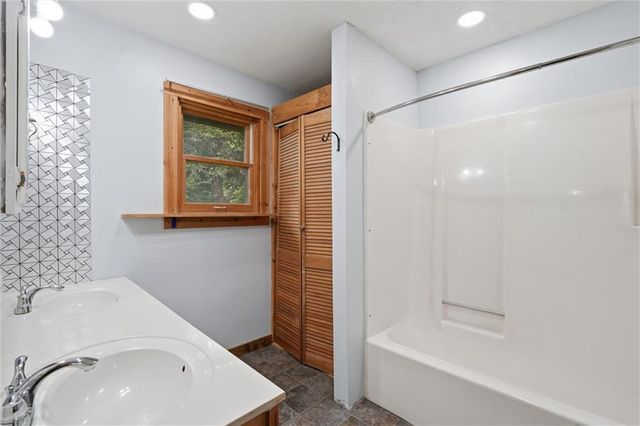 17052 Dempsey Road, Leavenworth, KS 66048