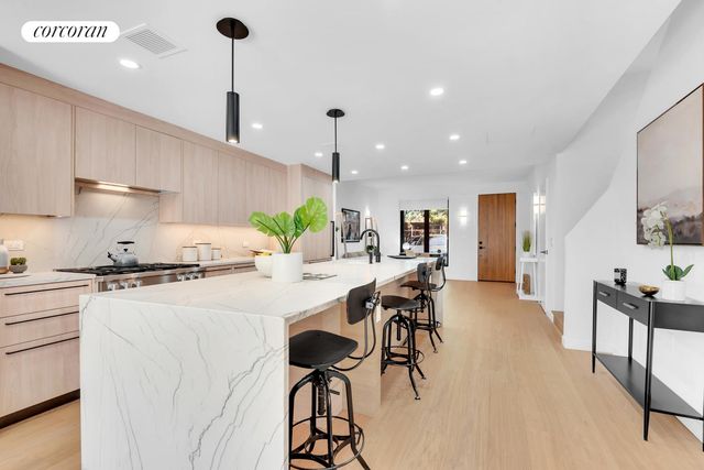28 HUNTINGTON Street, New York City, NY 11231